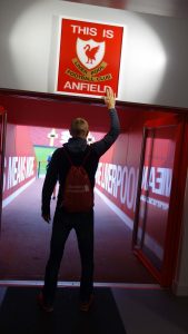 tunel k ihrisku a znak Fc Liverpool