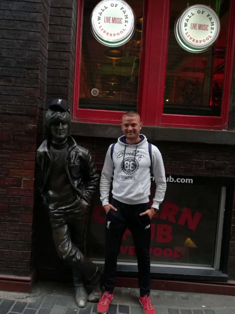 Cavern pub - socha Johna Lennona